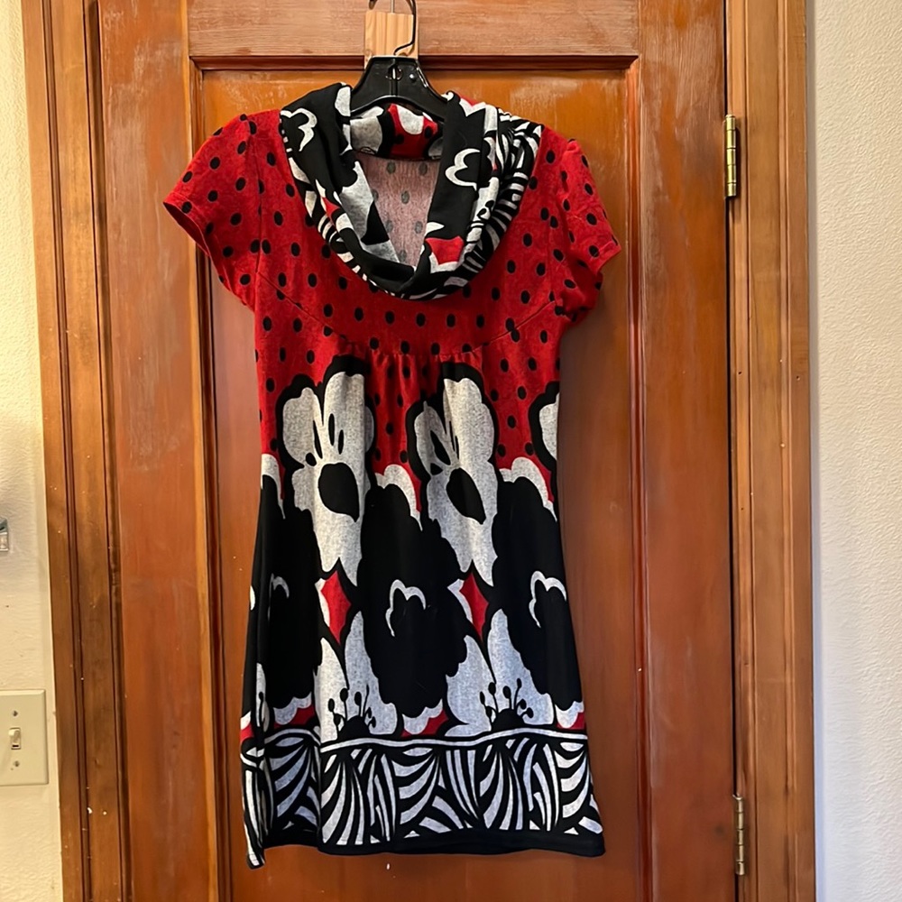Small soft stretchy tunic/shirt dress w/bold flower print. Cowl neck. Short Slvs